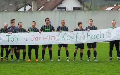 Aufmunternde Aktion der Seniorenmannschaft des TSV Rinklingen für die verletzten Spielerkollegen Tobias Hammes und Darwin Scott Pinto